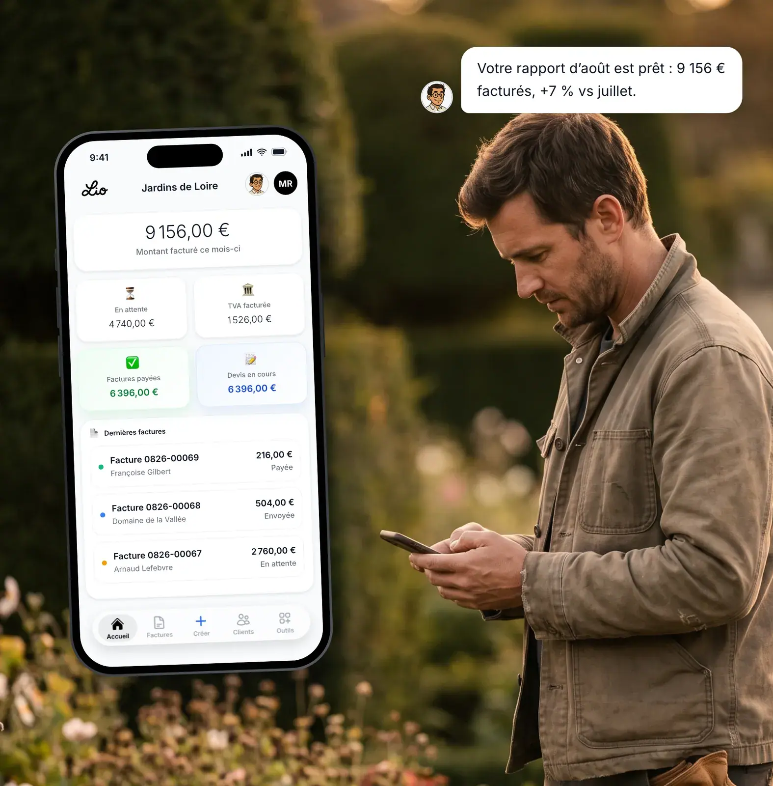 Paysagiste consultant le rapport mensuel préparé par l’assistant IA de Lio sur son téléphone