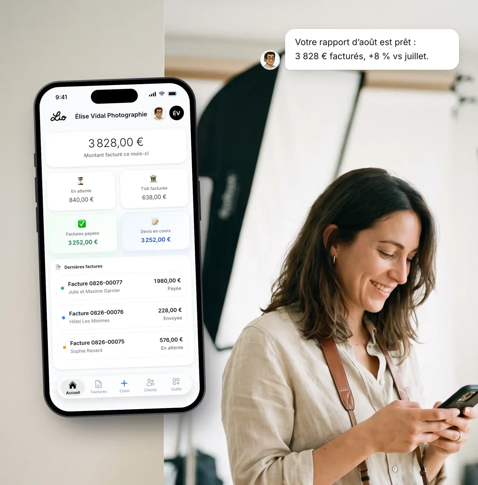 Photographe avec son smartphone et l’application Lio : suivi de l’activité et des relances