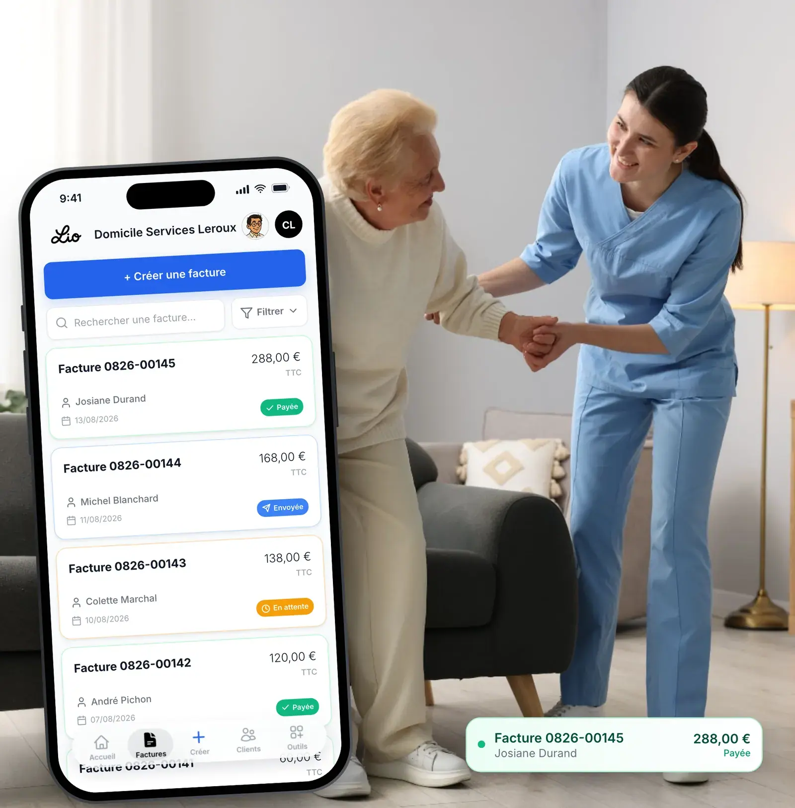 Intervenante à domicile facturant ses heures depuis son téléphone avec Lio