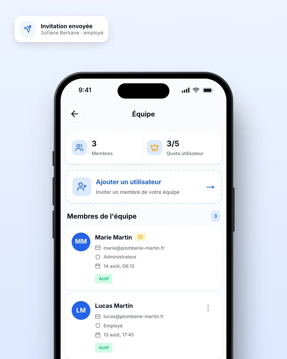 Écran Équipe de Lio sur un téléphone : administratrice, employé et invitation en attente