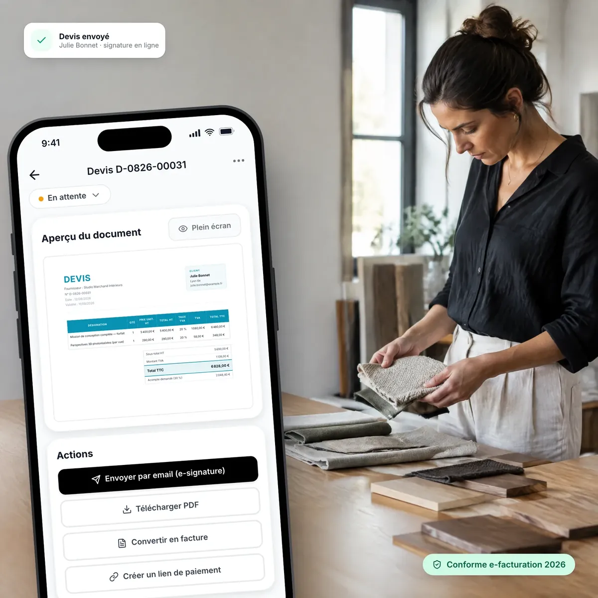 Architecte d’intérieur au travail, devis Lio ouvert sur son téléphone