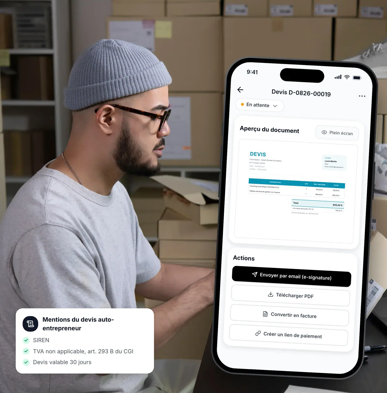 Auto-entrepreneur créant un devis conforme depuis son téléphone avec Lio