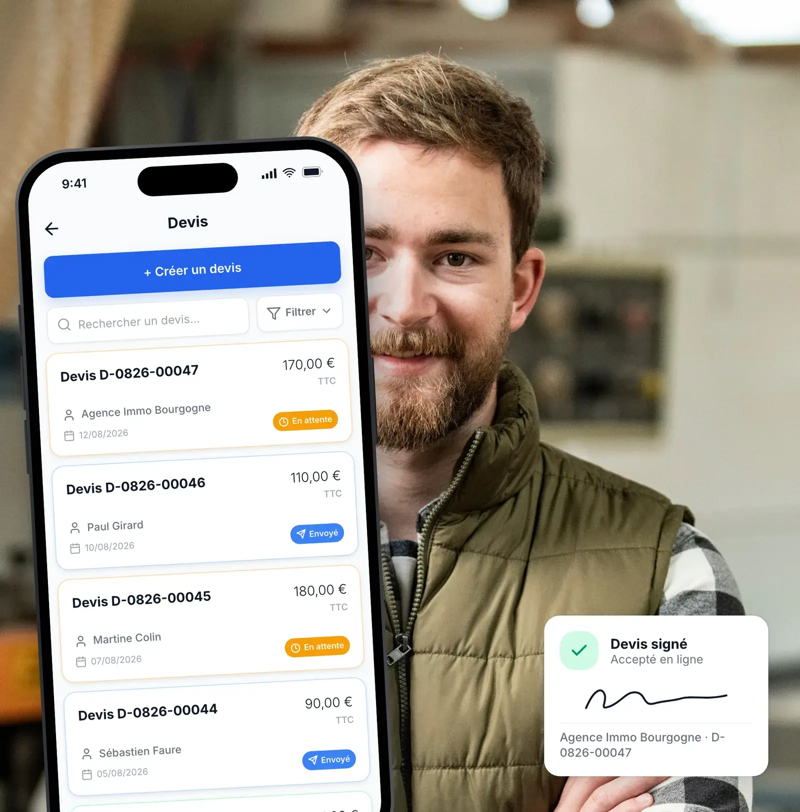 Homme toutes mains consultant ses devis dans l’application Lio