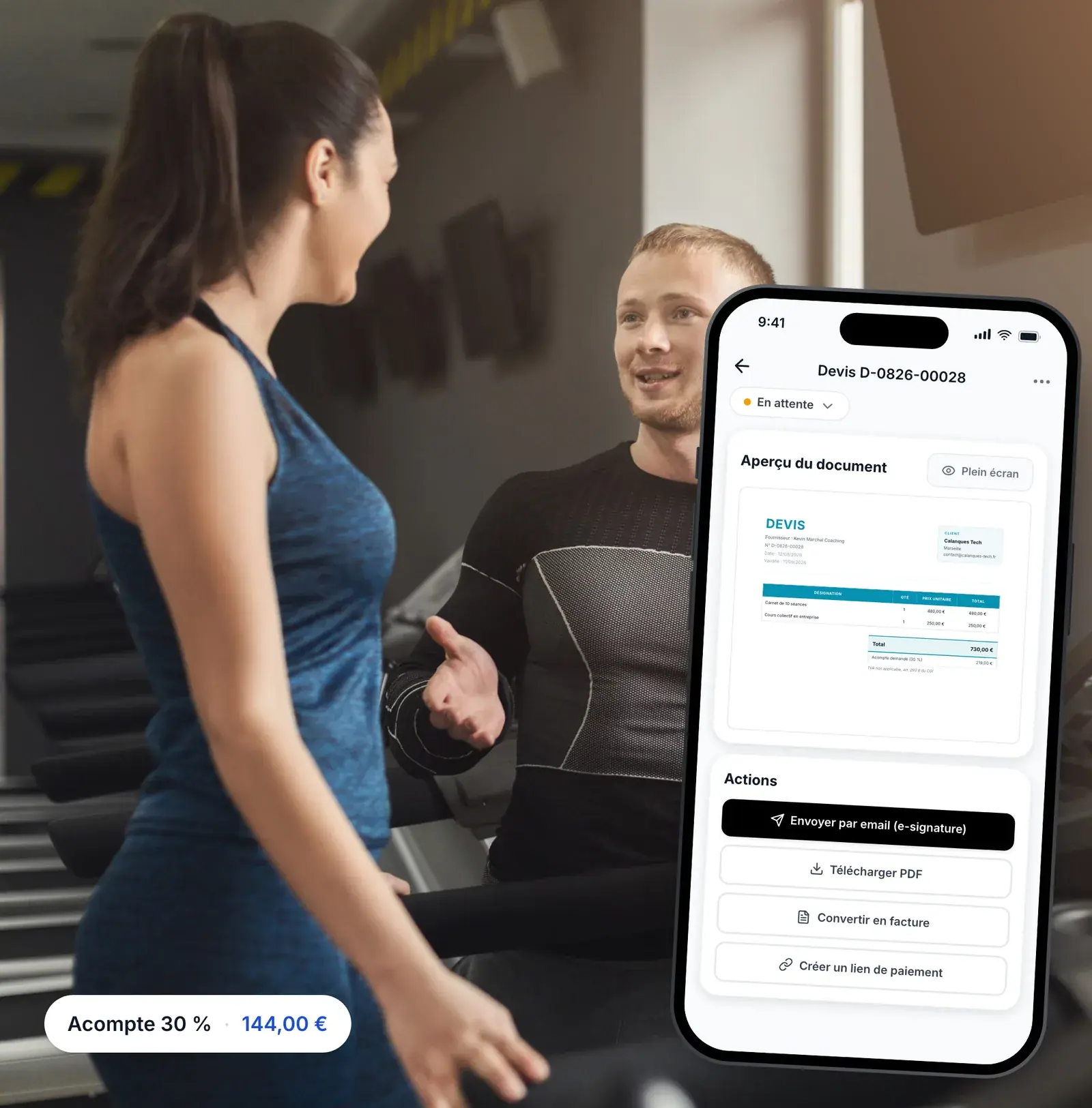 Coach sportif présentant un devis de carnet de séances sur son téléphone