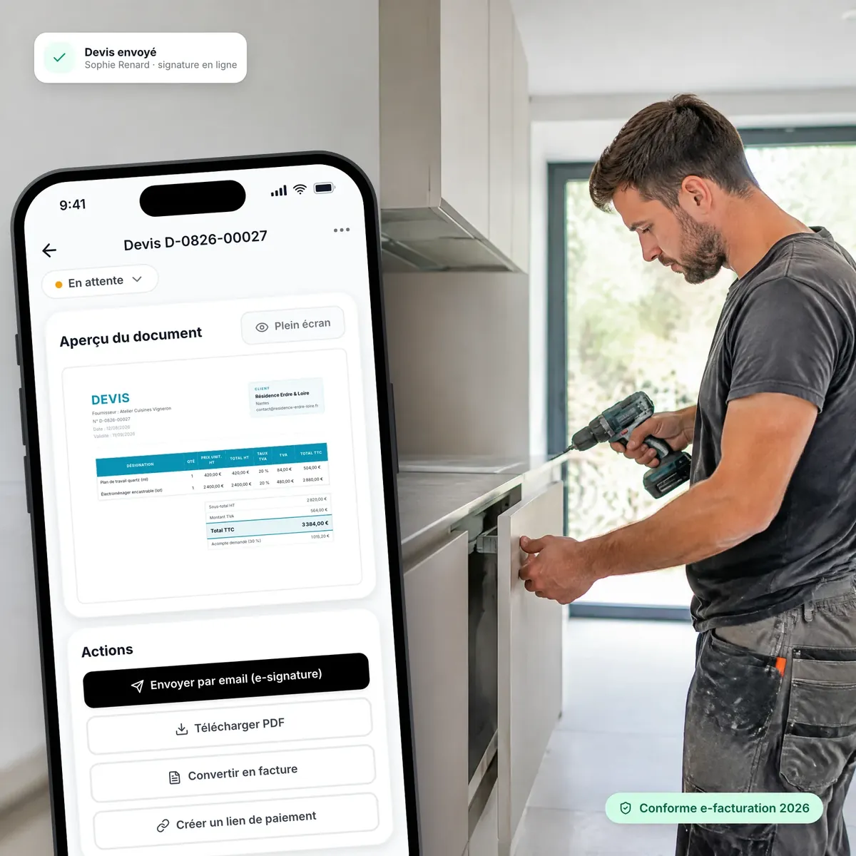 Cuisiniste au travail, devis Lio ouvert sur son téléphone