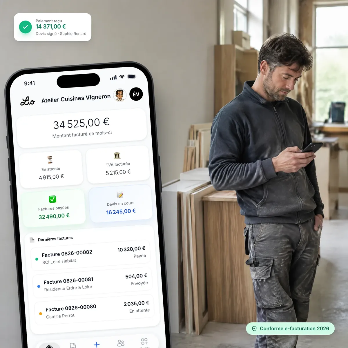 Cuisiniste consultant son tableau de bord Lio : chiffre d’affaires, TVA et factures payées
