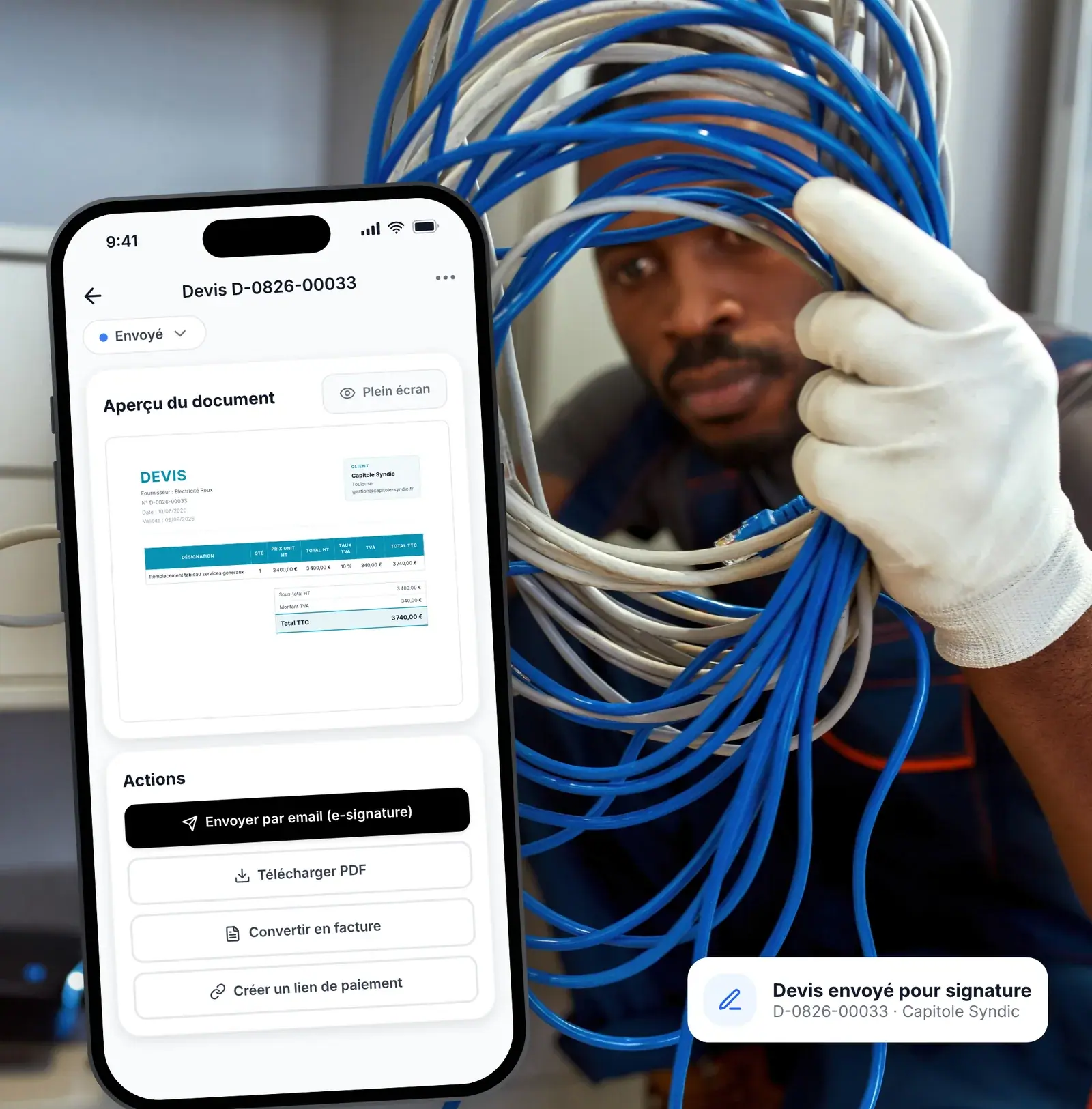 Électricien avec son smartphone et l’application Lio : l’assistant IA crée le client et le devis