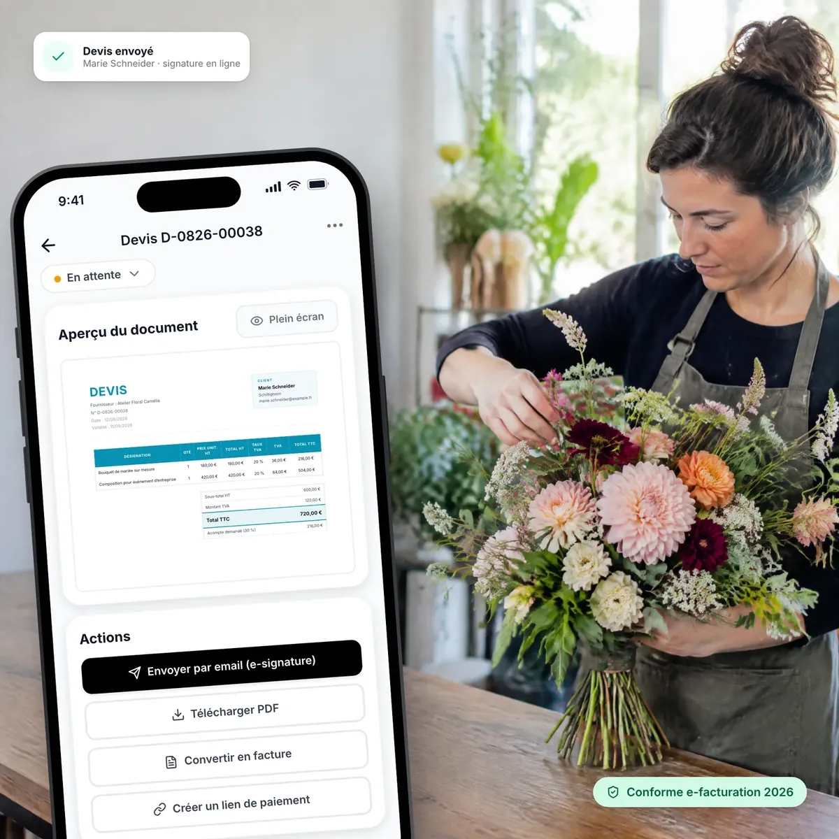 Fleuriste au travail, devis Lio ouvert sur son téléphone