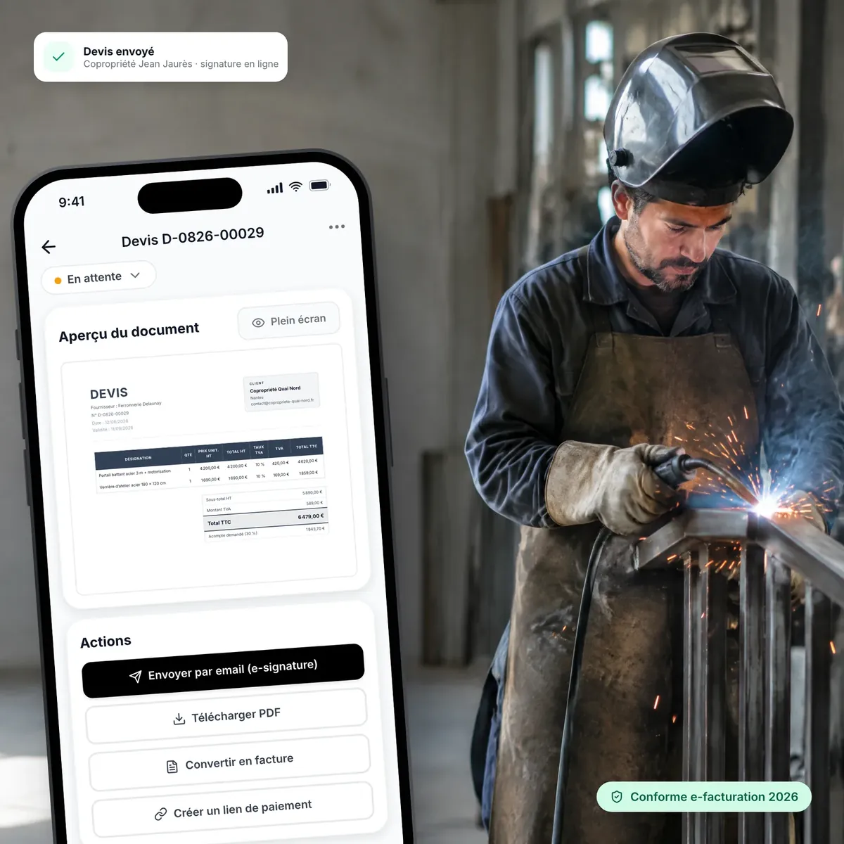 Métallier au travail, devis Lio ouvert sur son téléphone