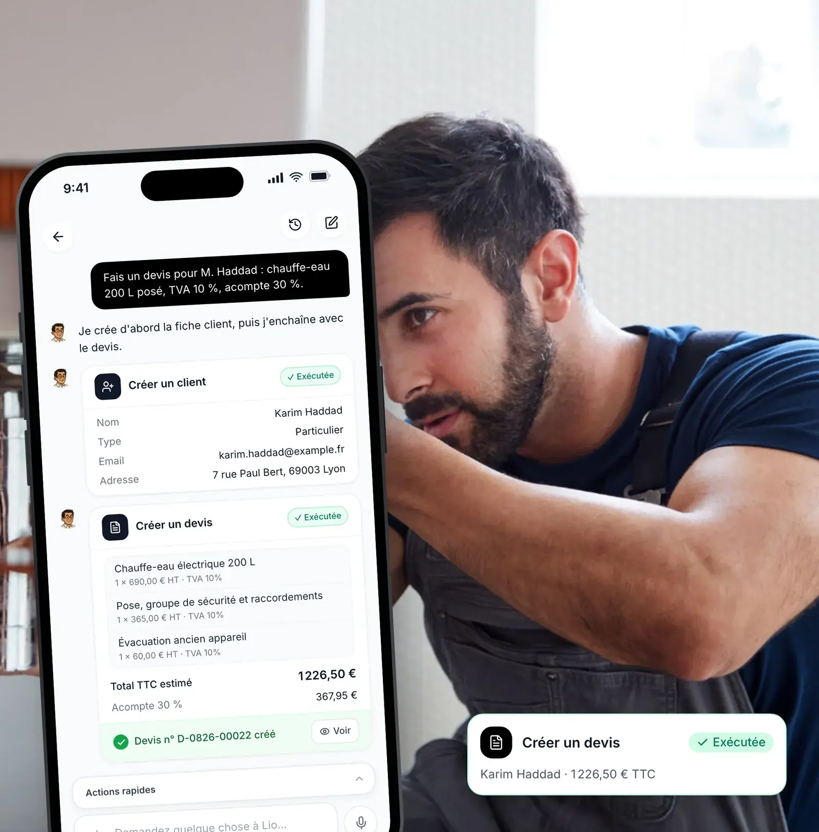 Plombier créant un devis chez le client depuis son téléphone