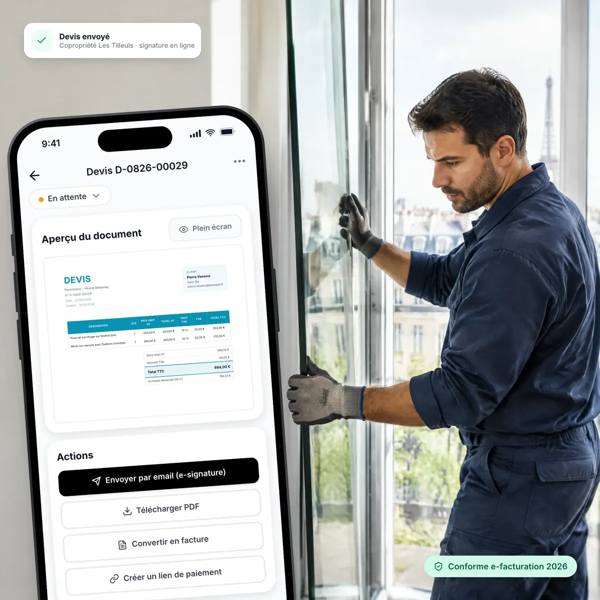 Vitrier au travail, devis Lio ouvert sur son téléphone