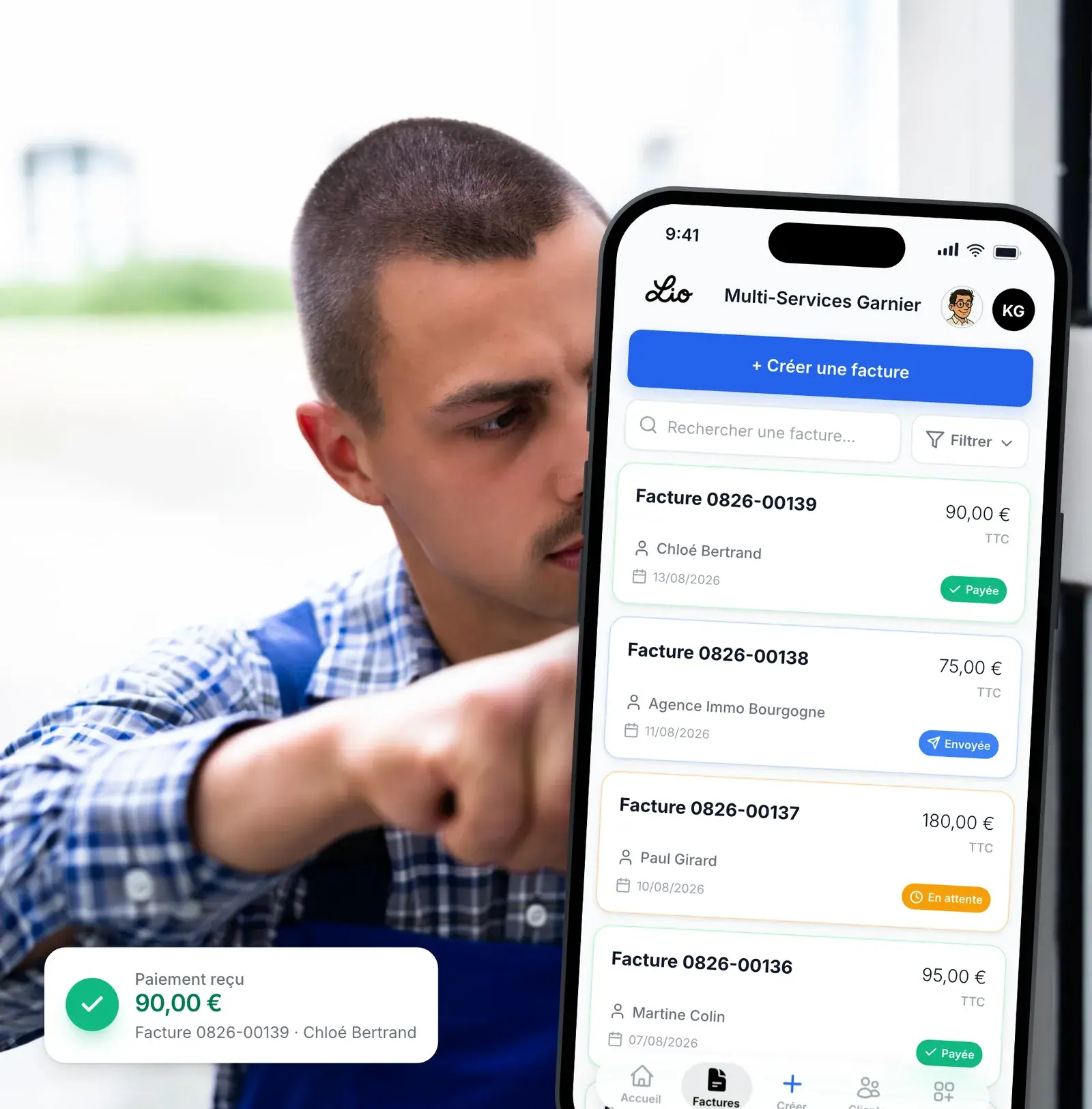 Artisan auto-entrepreneur suivant ses factures depuis son téléphone