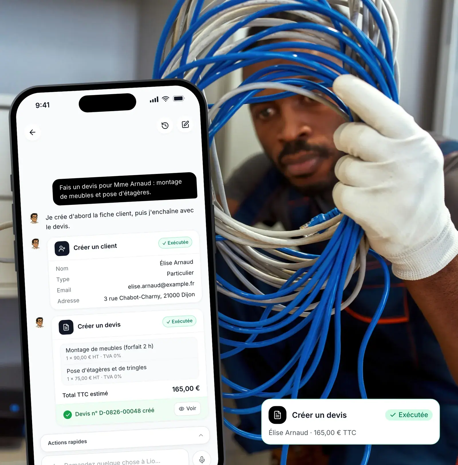 Artisan auto-entrepreneur dictant un devis à l’assistant IA de Lio