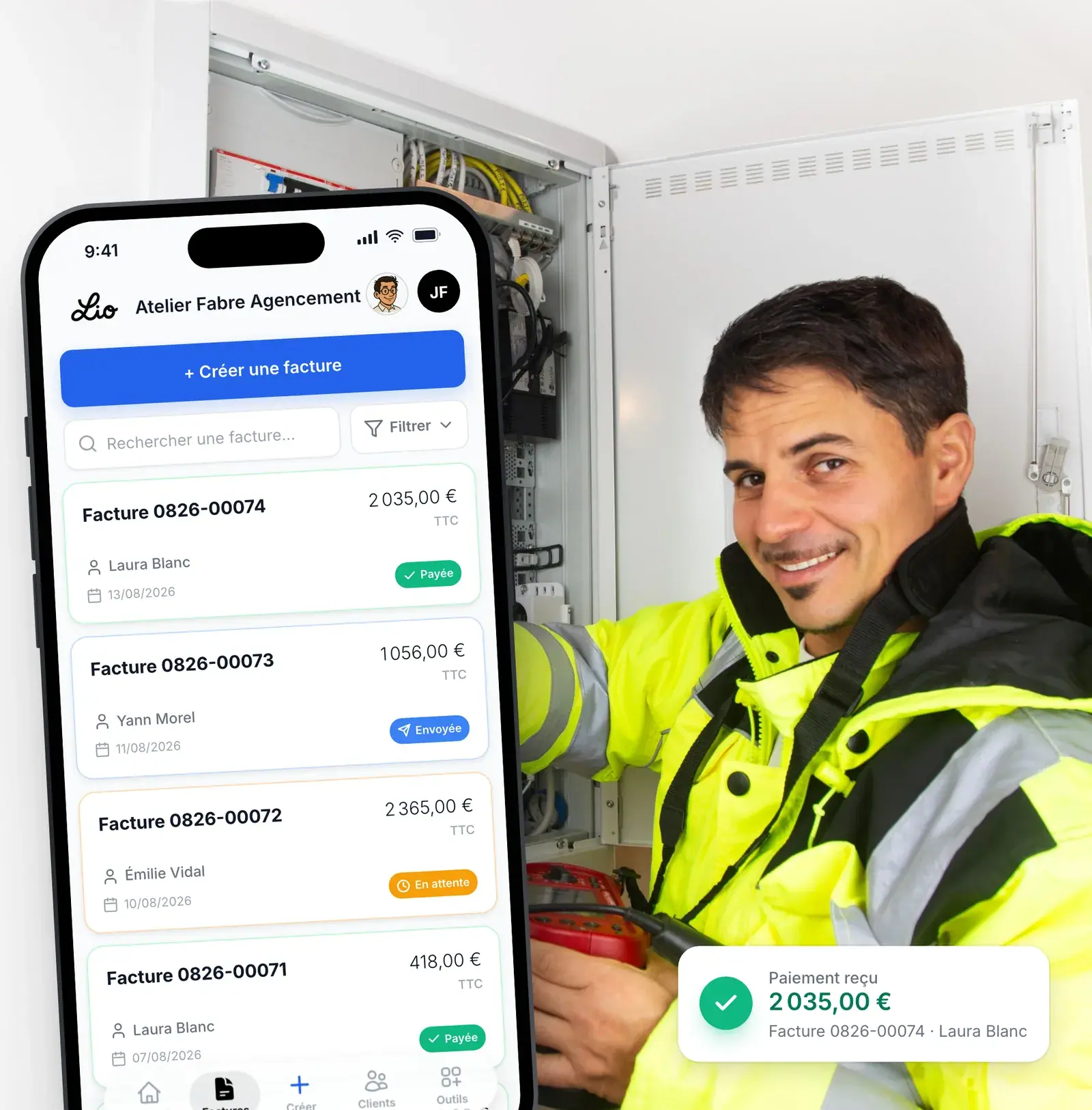 Artisan suivant ses factures depuis son téléphone