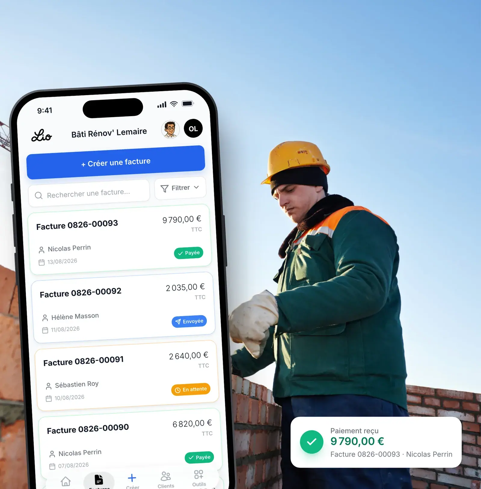 Maçon suivant ses factures de chantier depuis son téléphone