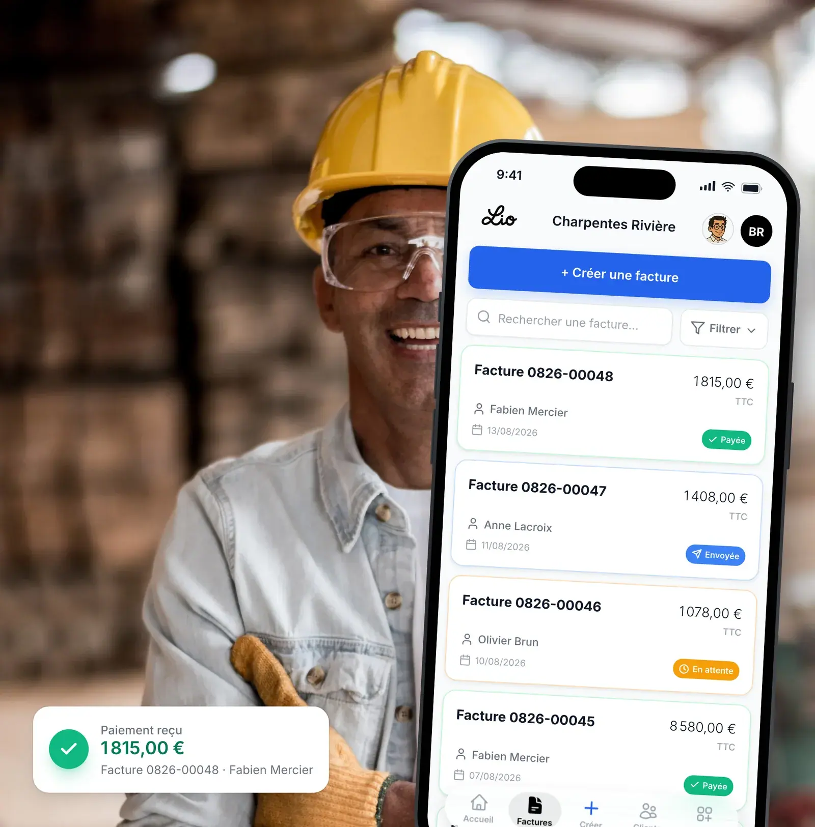 Charpentier consultant ses factures depuis son téléphone