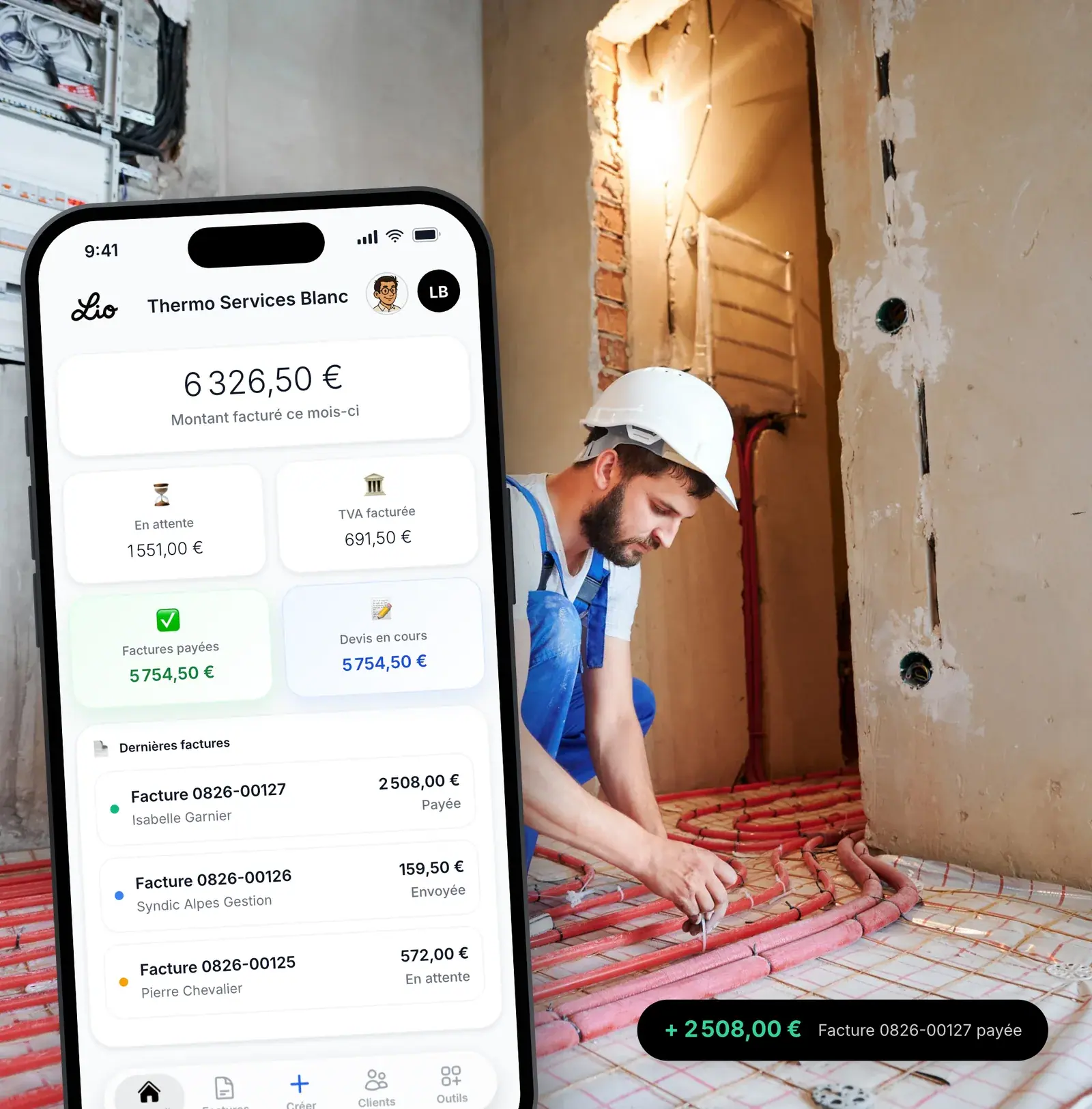 Chauffagiste consultant son tableau de bord Lio sur un chantier