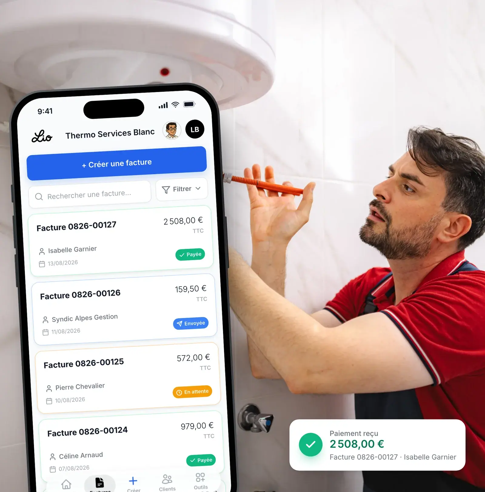 Chauffagiste suivant ses factures depuis son téléphone
