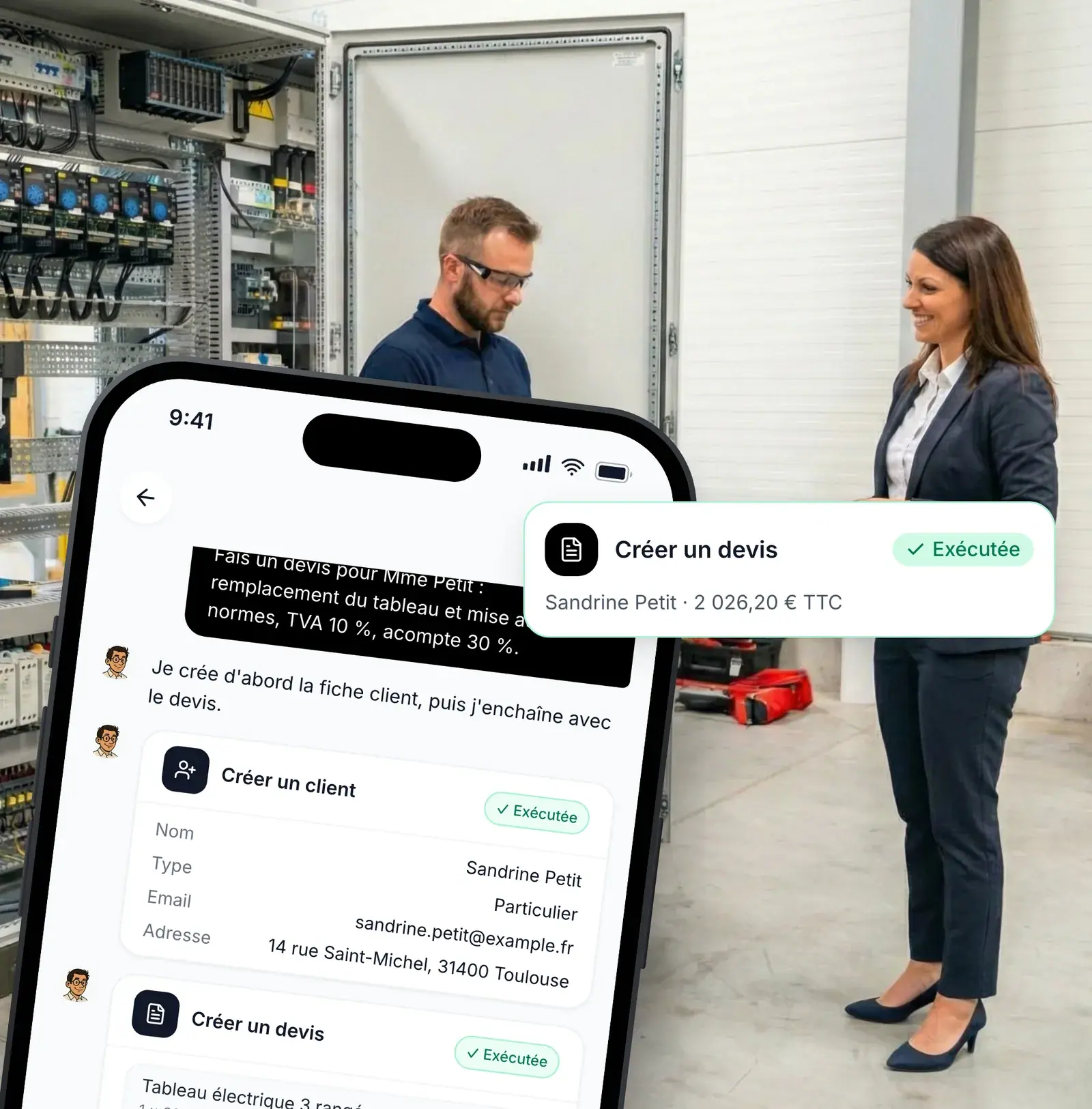 Électricien dictant un devis à l’assistant IA de Lio devant sa cliente