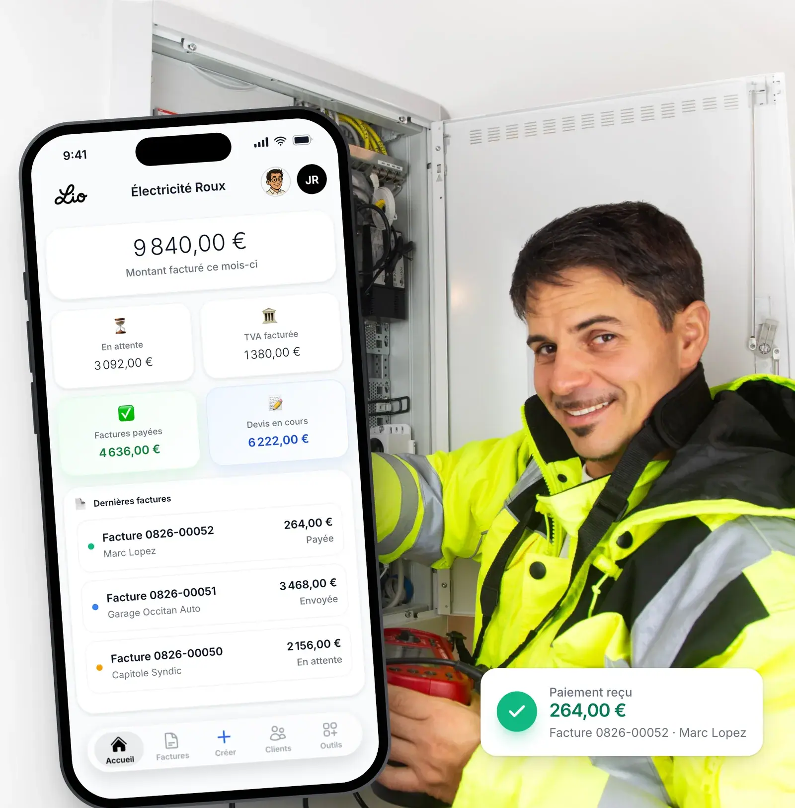 Électricien consultant le tableau de bord Lio après un dépannage