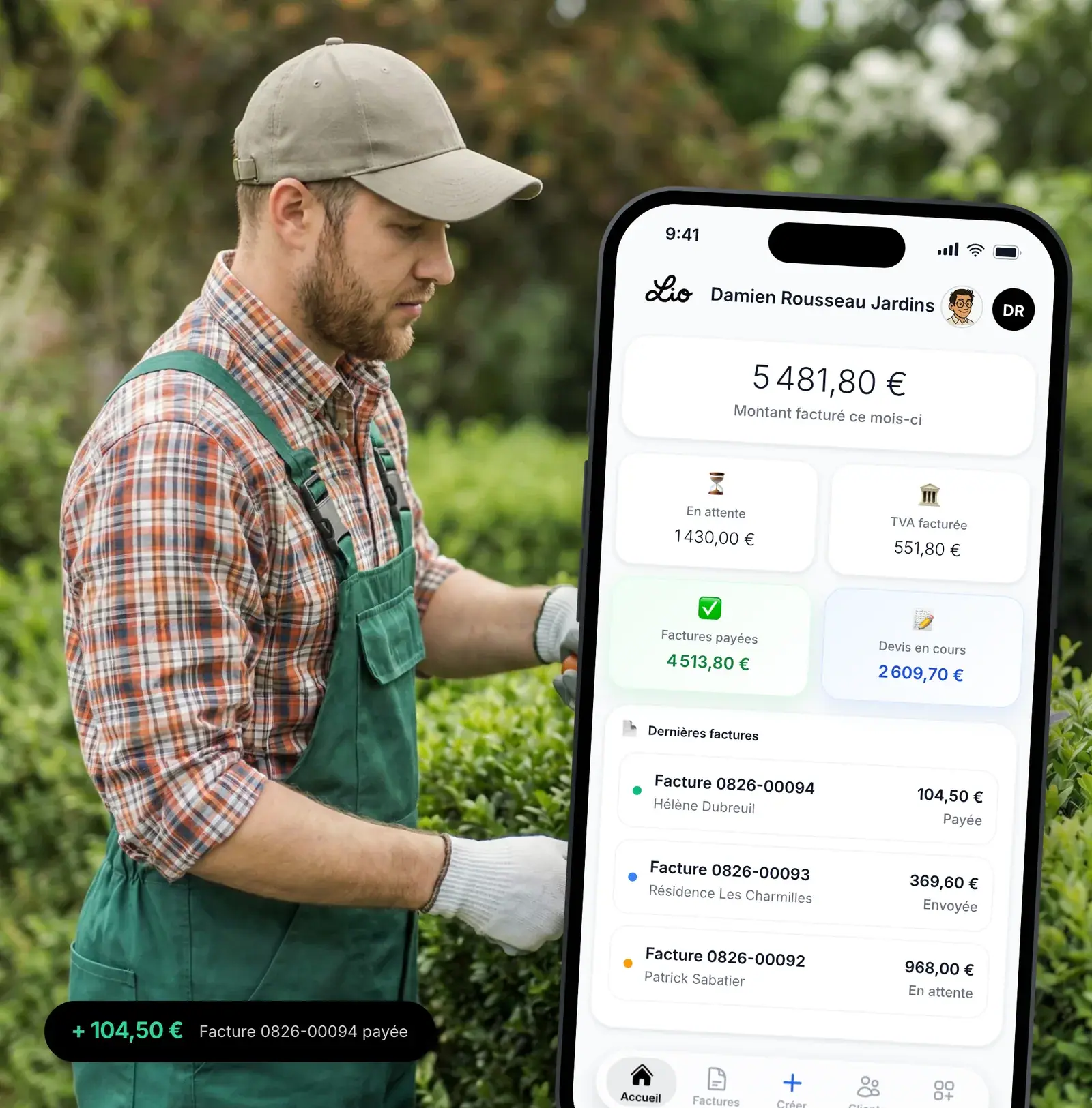 Jardinier consultant son tableau de bord Lio