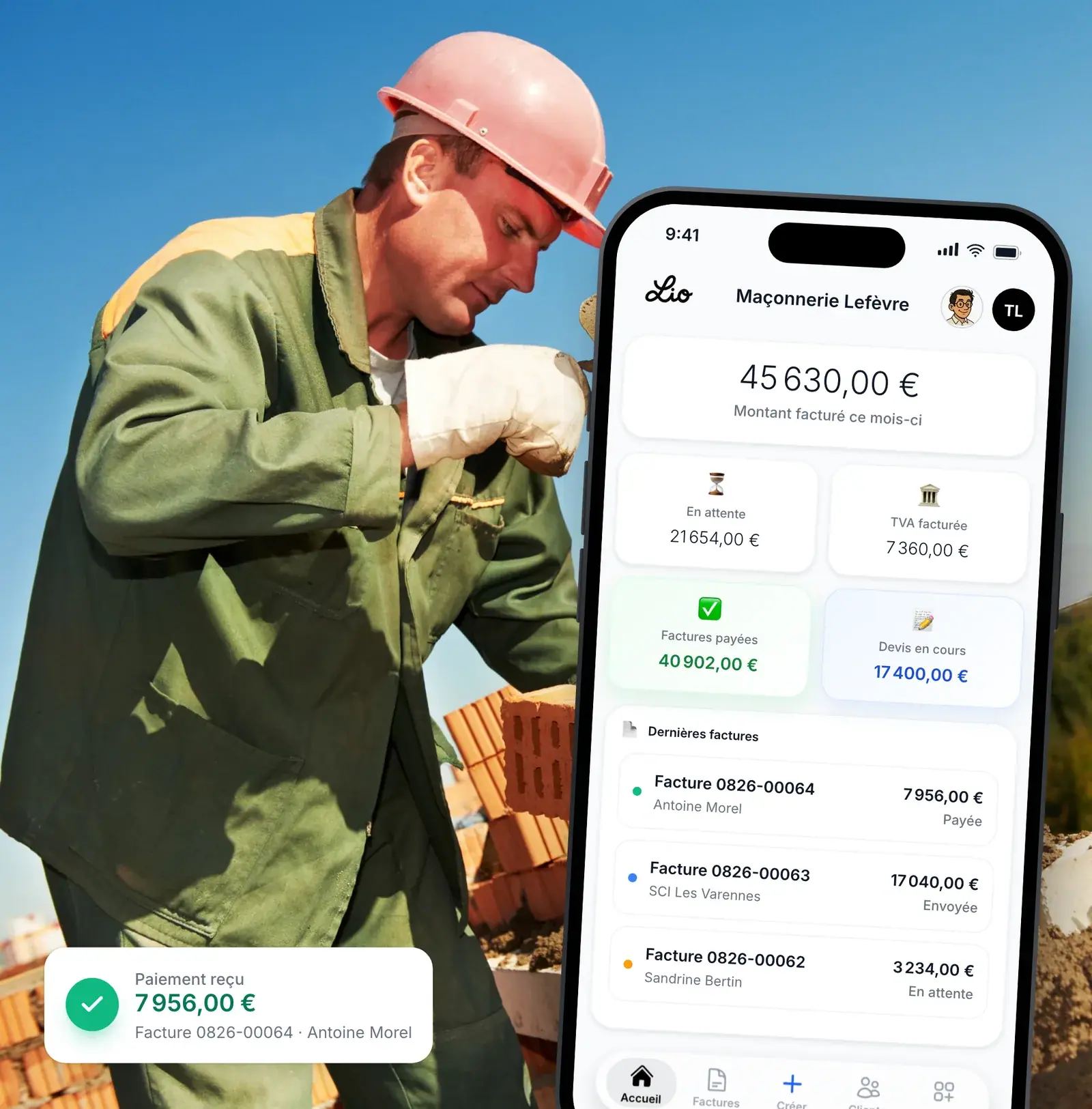 Maçon consultant le tableau de bord Lio sur son chantier
