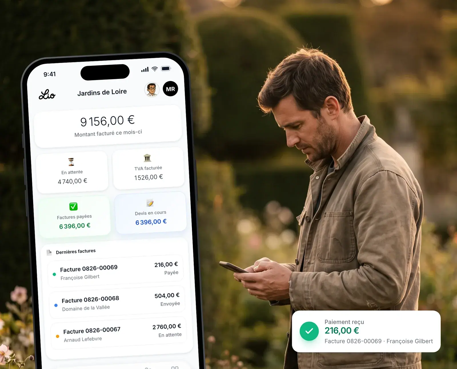 Paysagiste consultant le tableau de bord Lio sur un chantier