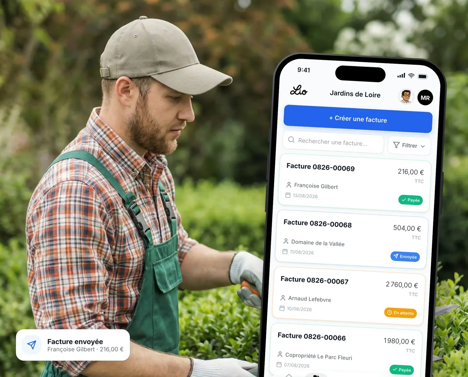 Paysagiste suivant ses factures depuis son téléphone