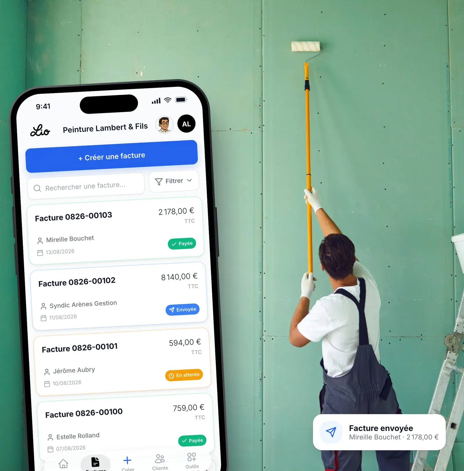 Peintre vérifiant ses factures électroniques dans l’application Lio