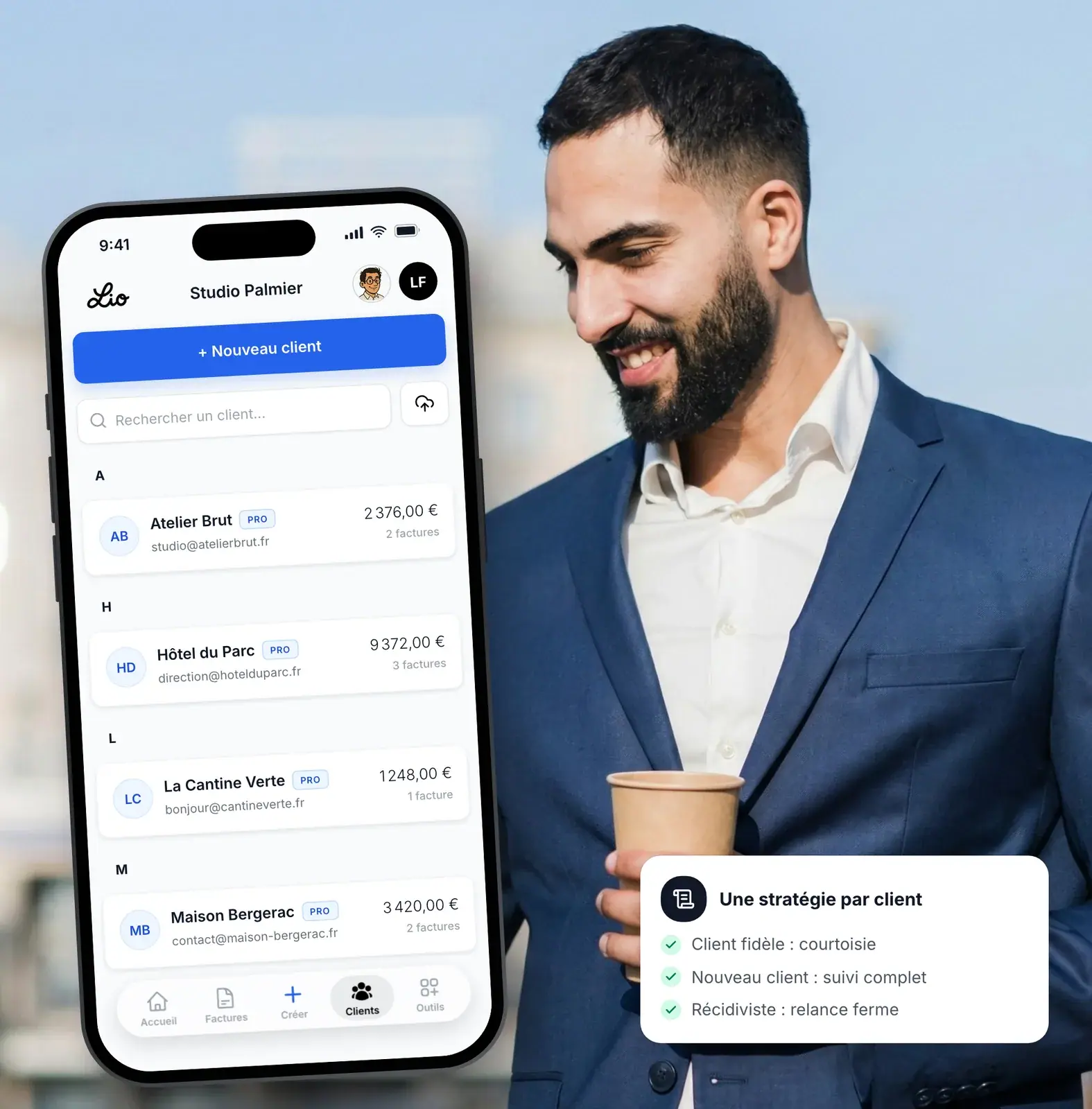 Professionnel avec son smartphone et l’application Lio : devis, factures et paiements